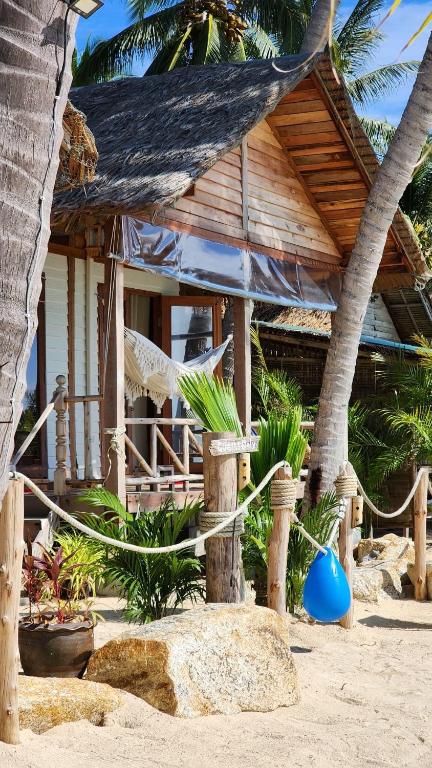 Castaway Beach Bungalows - 17