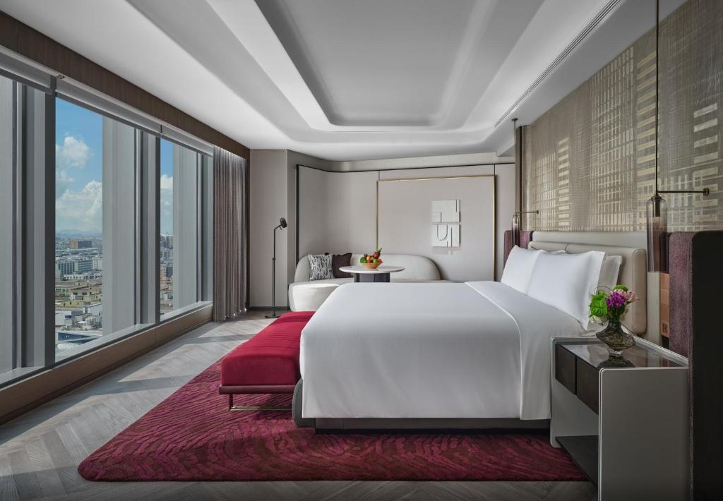 Postel nebo postele na pokoji v ubytování InterContinental Hotels Shenzhen WECC by IHG