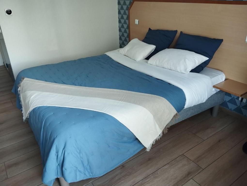 Postel nebo postele na pokoji v ubytování Hôtel Le Laury's