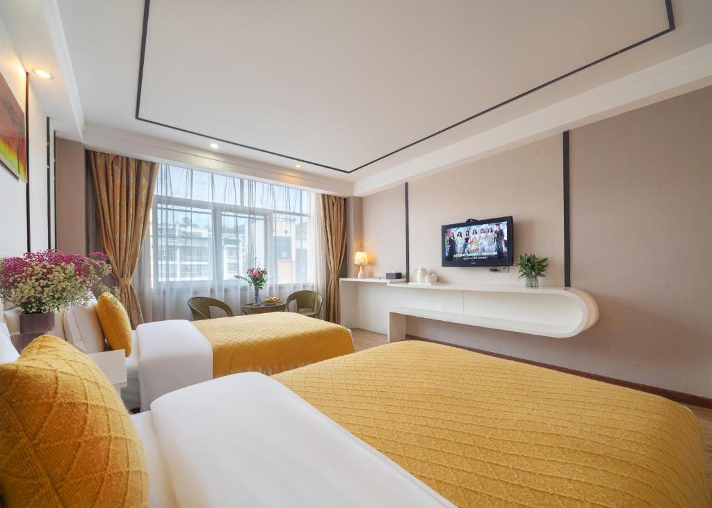 Postel nebo postele na pokoji v ubytování 东玉楼大酒店Zhangjiajie Dong Yu Lou Hotel