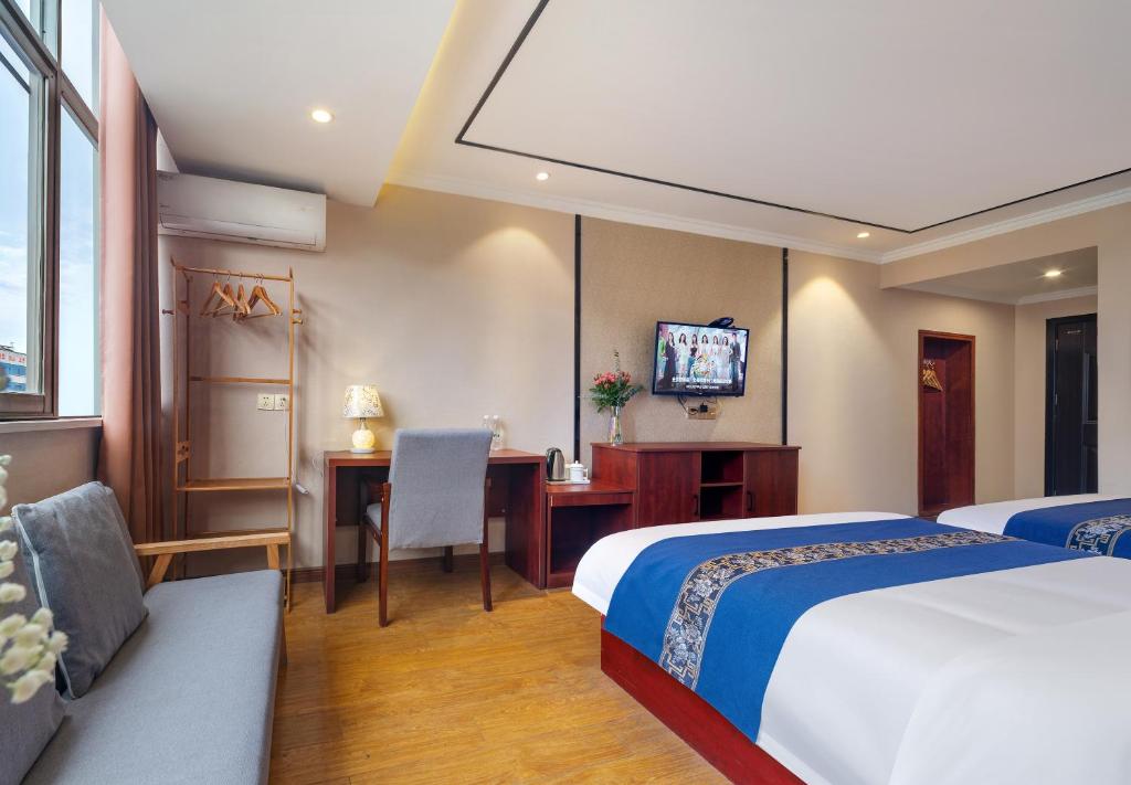 Postel nebo postele na pokoji v ubytování 东玉楼大酒店Zhangjiajie Dong Yu Lou Hotel