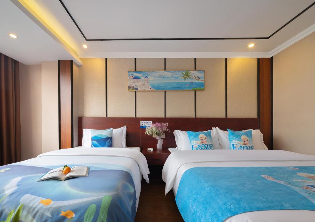 Postel nebo postele na pokoji v ubytování 东玉楼大酒店Zhangjiajie Dong Yu Lou Hotel