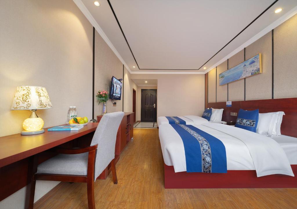 Postel nebo postele na pokoji v ubytování 东玉楼大酒店Zhangjiajie Dong Yu Lou Hotel