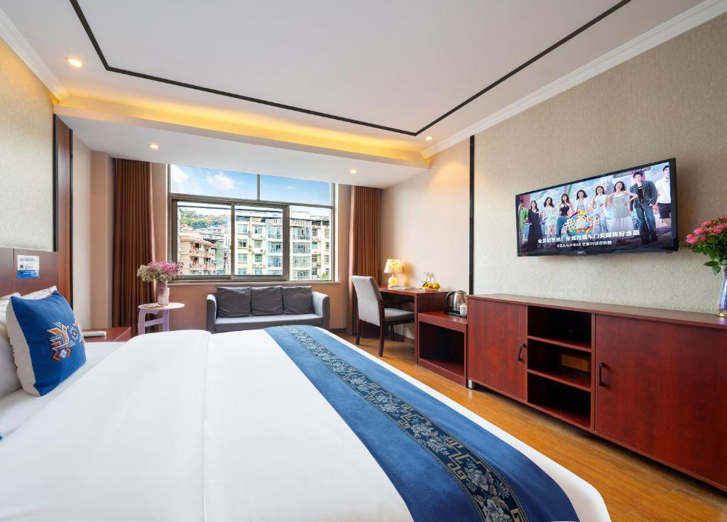 Postel nebo postele na pokoji v ubytování 东玉楼大酒店Zhangjiajie Dong Yu Lou Hotel