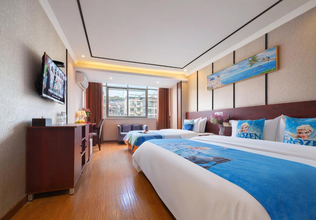 Postel nebo postele na pokoji v ubytování 东玉楼大酒店Zhangjiajie Dong Yu Lou Hotel