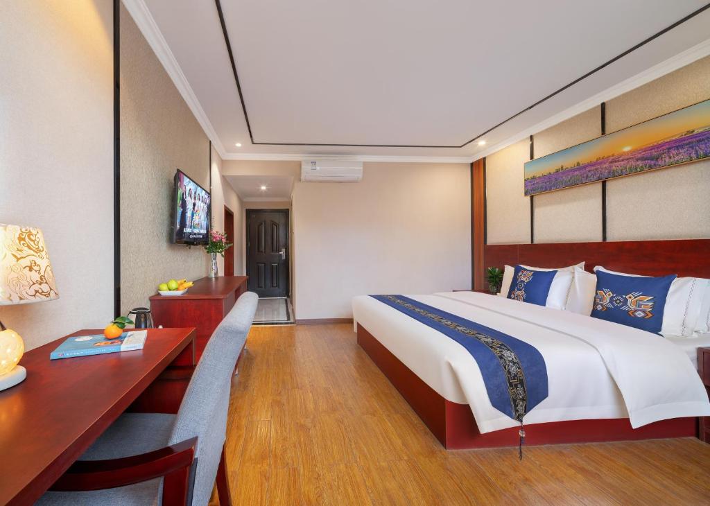 Postel nebo postele na pokoji v ubytování 东玉楼大酒店Zhangjiajie Dong Yu Lou Hotel