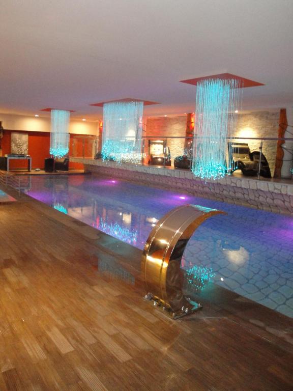 Bazén v ubytování Design Oberosler Hotel nebo v jeho okolí