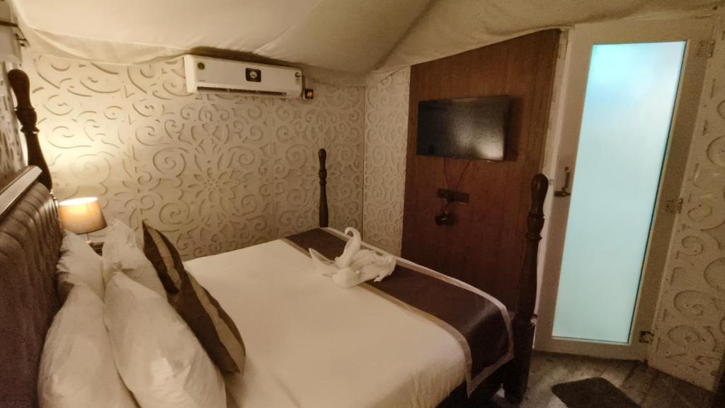 Postel nebo postele na pokoji v ubytování Luxury Amar Tree Resort