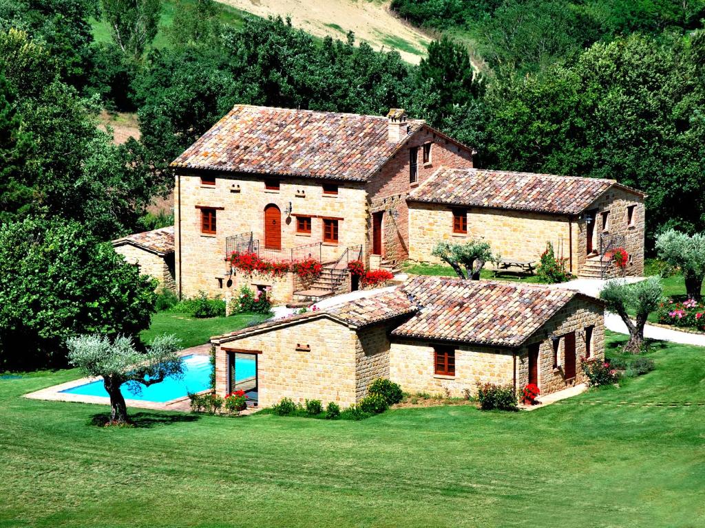 een luchtzicht op een huis met een zwembad bij Agriturismo Elisei in Gualdo di Macerata