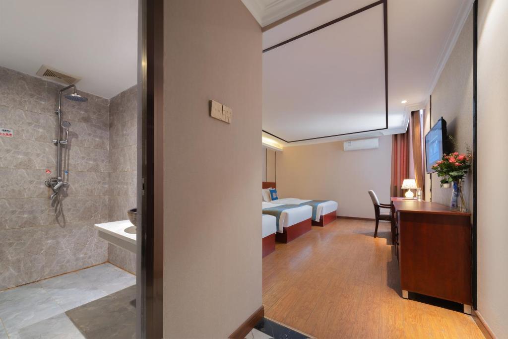Postel nebo postele na pokoji v ubytování 东玉楼大酒店Zhangjiajie Dong Yu Lou Hotel