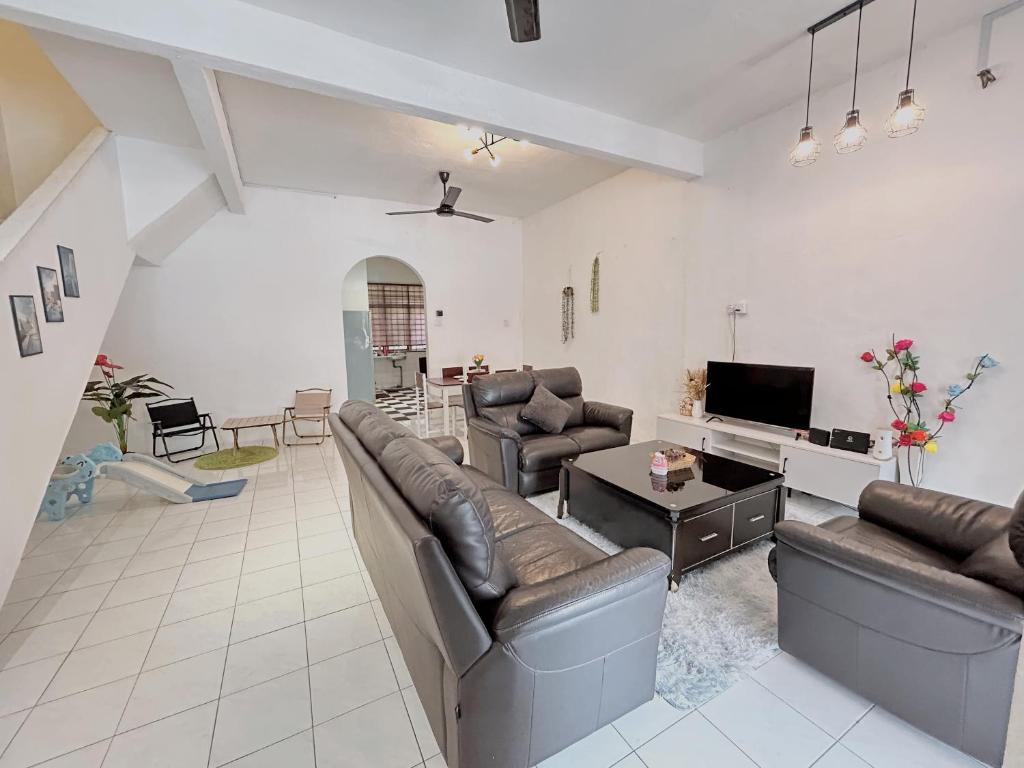 a living room with leather couches and a tv at Home10#6pax#Netflix#NearAeonAlma&Lotus#BM# in Bukit Mertajam