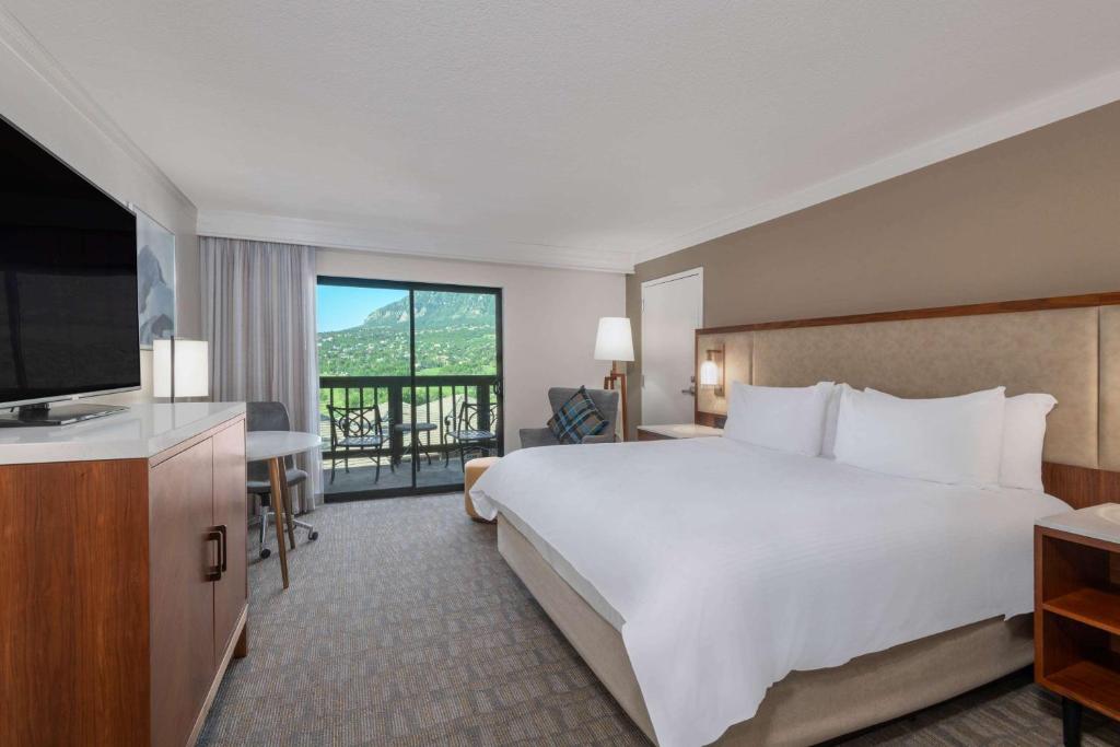 Postel nebo postele na pokoji v ubytování Cheyenne Mountain Resort, a Destination by Hyatt Hotels