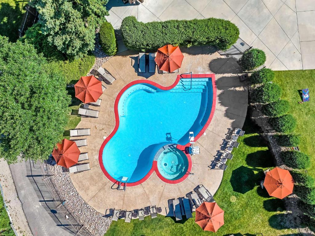 Bazén v ubytování Cheyenne Mountain Resort, a Destination by Hyatt Hotels nebo v jeho okolí