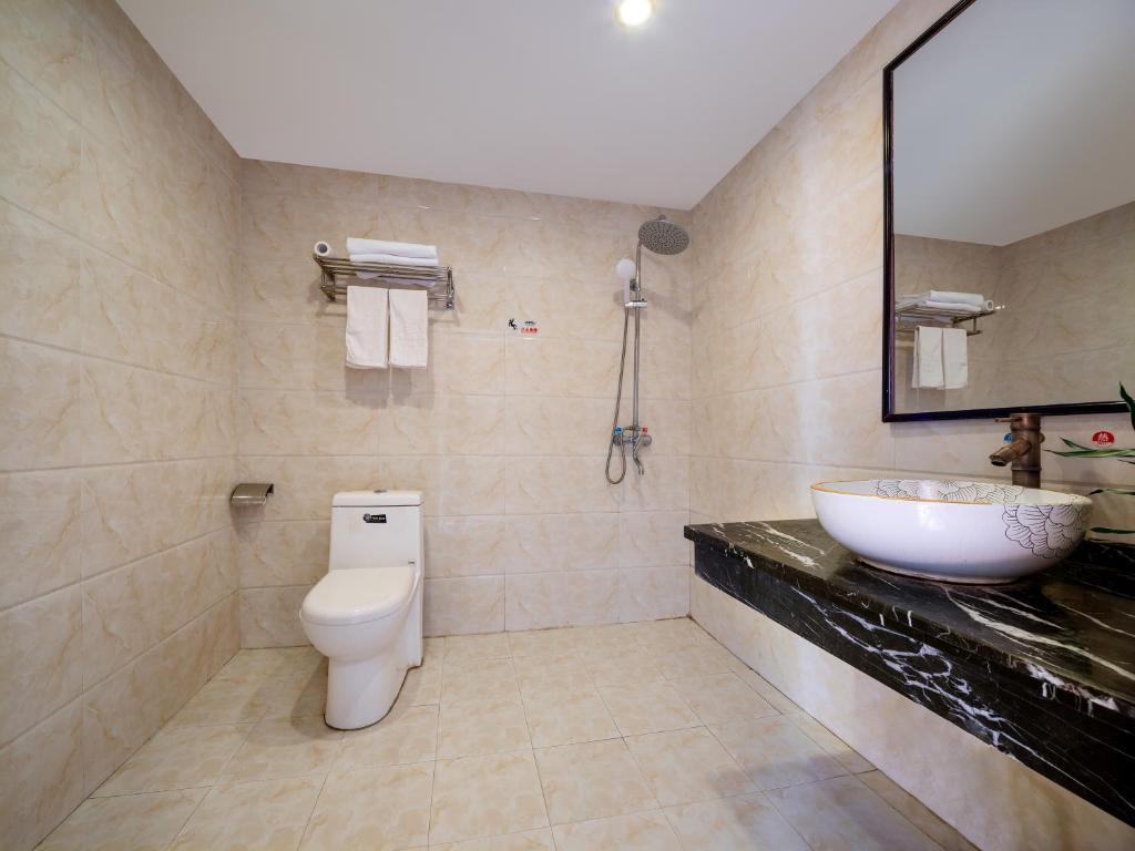 Koupelna v ubytování 东玉楼大酒店Zhangjiajie Dong Yu Lou Hotel