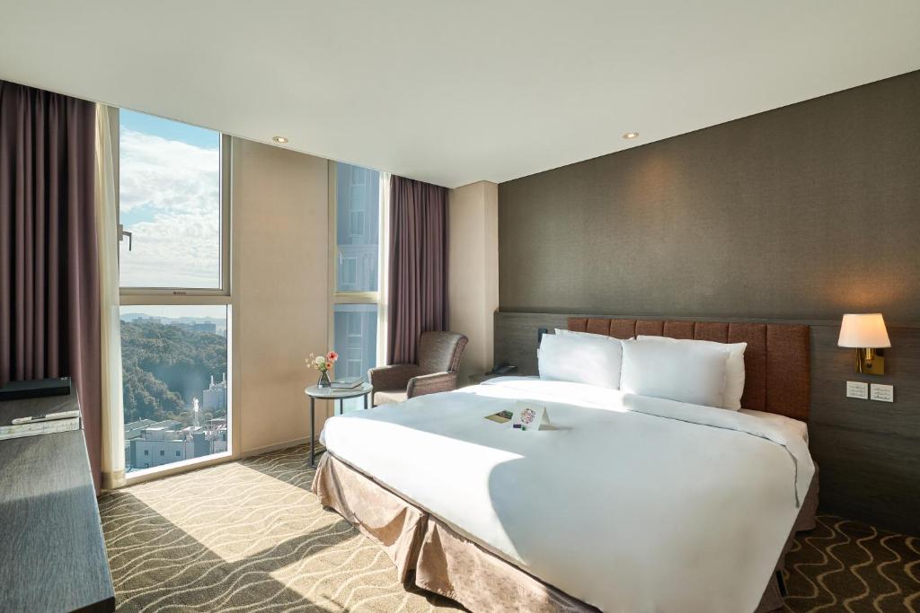 Postel nebo postele na pokoji v ubytování Hotel Square Ansan
