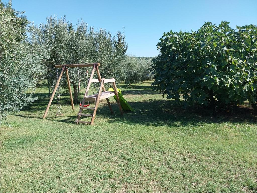 Plac zabaw dla dzieci w obiekcie Beach house BETA with pool, jacuzzi, playground & bbq in an olive grove with a beach, Pomer - Istria