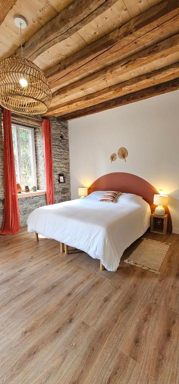 Postel nebo postele na pokoji v ubytování Chambre d'hôte de charme L'Escapada Les Échappées Belles