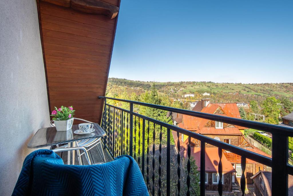 balkon ze stołem i widokiem w obiekcie Apartamenty Smrekowa Tatry Zakopane w Zakopanem