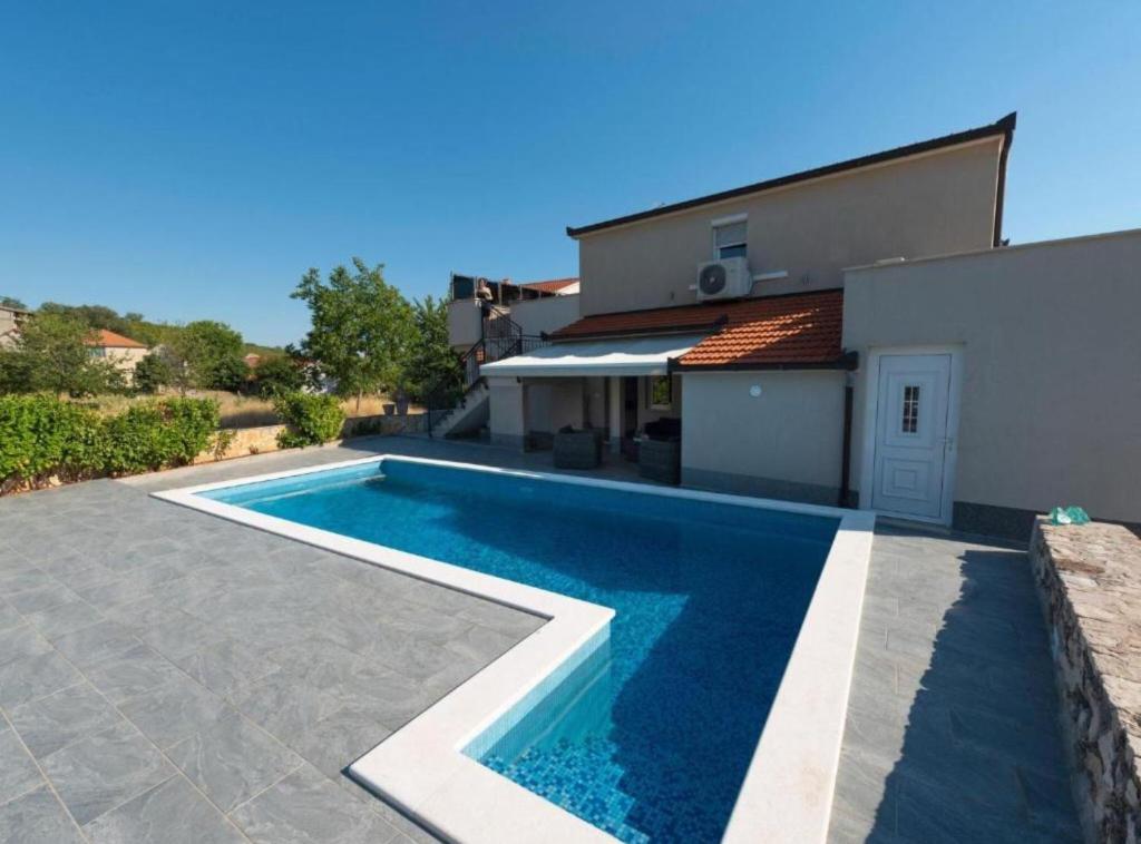 Πισίνα στο ή κοντά στο Charming Villa Peso