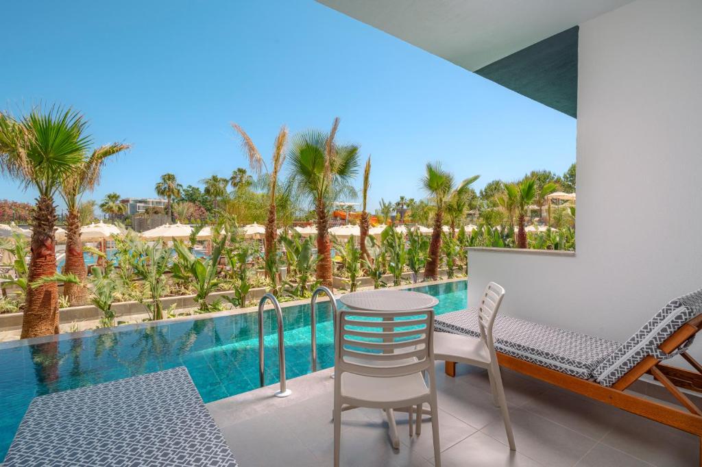Bazén v ubytování VOX MARIS RESORT nebo v jeho okolí