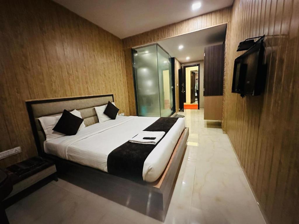 Postel nebo postele na pokoji v ubytování Hotel Merakee - Near Dahisar Mira Road Mumbai