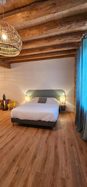 Postel nebo postele na pokoji v ubytování Chambre d'hôtes de charme L'Evasida Les Échappées Belles