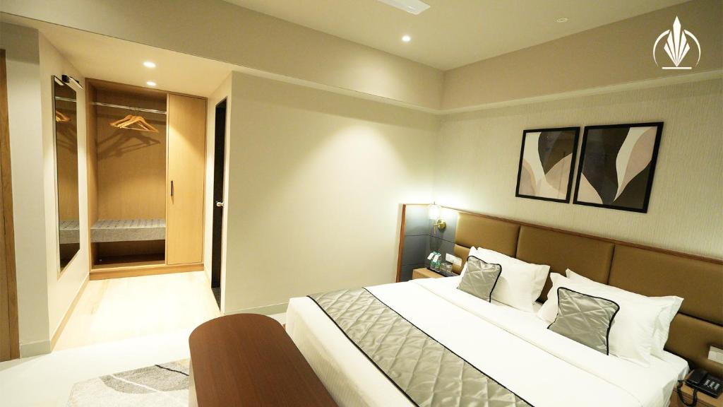 Postel nebo postele na pokoji v ubytování SIVANTA by BOMBAY GROUP OF HOTELS NAGPUR