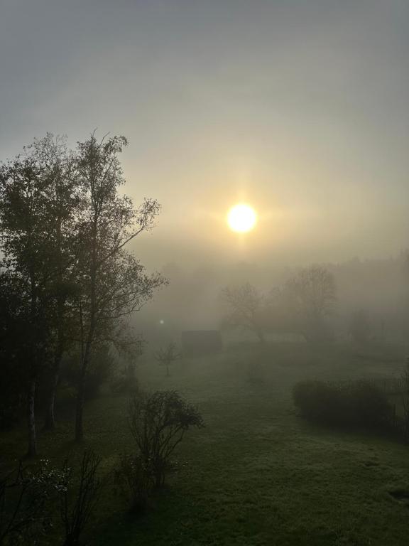Východ nebo západ slunce při pohledu z ubytování v soukromí nebo okolí