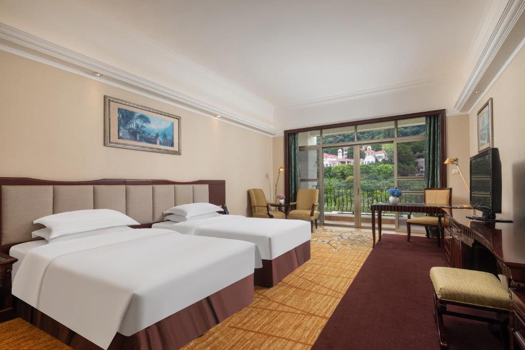 Postel nebo postele na pokoji v ubytování Guangzhou Phoenix City Hotel-Free Shuttle for Canton Fair 15th Oct to 5th Nov