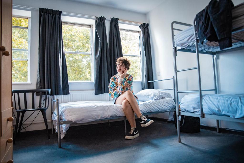 Postel nebo postele na pokoji v ubytování Bath YMCA Hostel