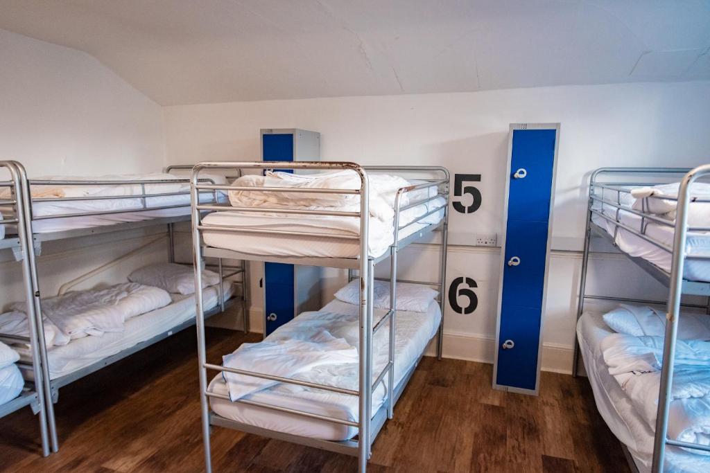 Postel nebo postele na pokoji v ubytování Bath YMCA Hostel