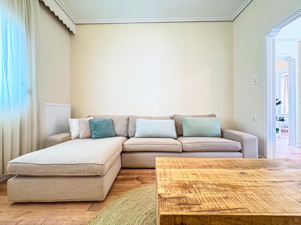 Posezení v ubytování Cityscape Residence with a Patio