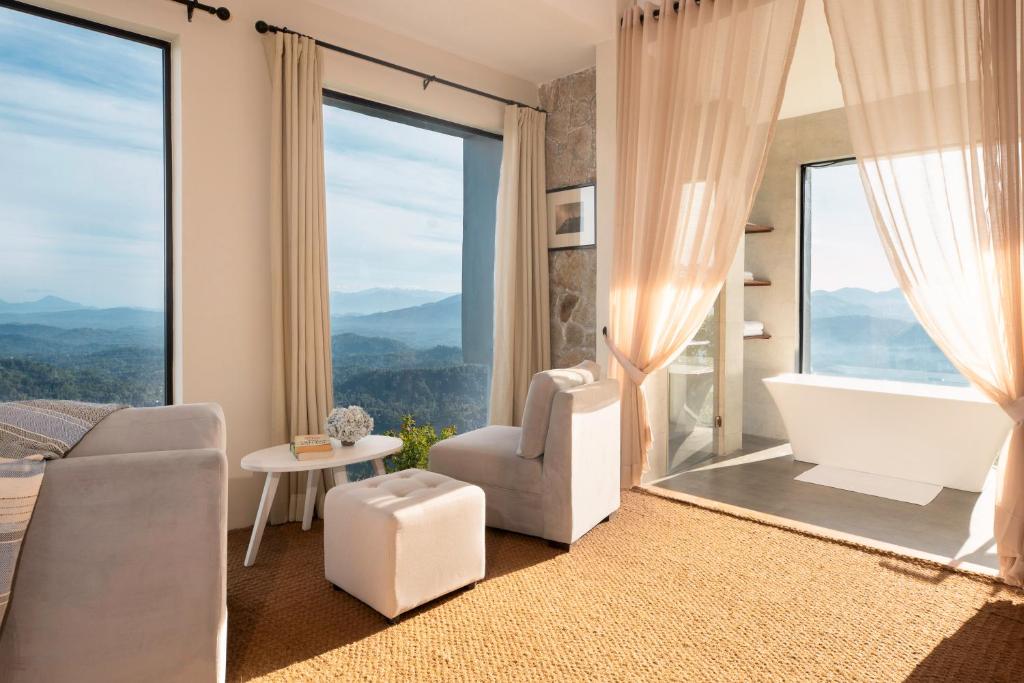 Nespecifikovaný výhled na hory nebo výhled na hory při pohledu z hotelu