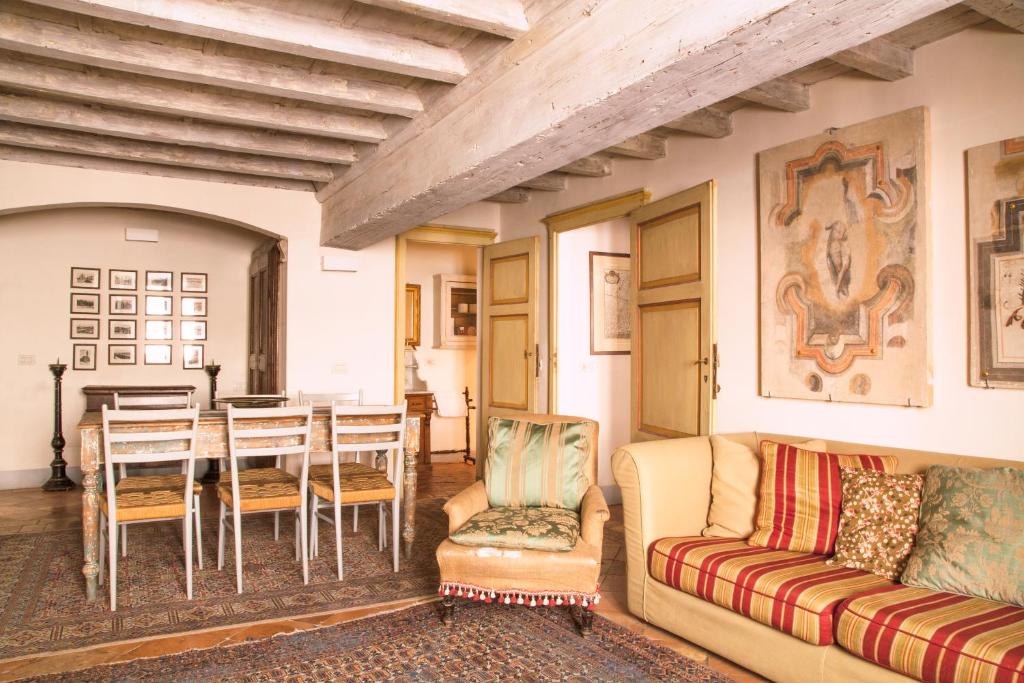 A seating area at Wp Relais Renaissance Retreat