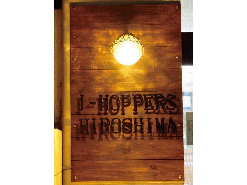 Certifikát, hodnocení, plakát nebo jiný dokument vystavený v ubytování J-Hoppers Hiroshima Guesthouse
