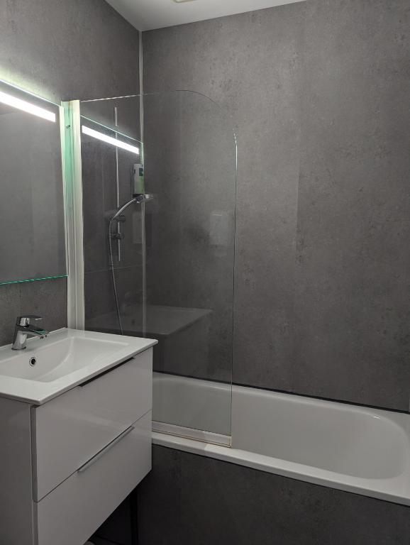 Koupelna v ubytování Logis Hôtel Lucotel
