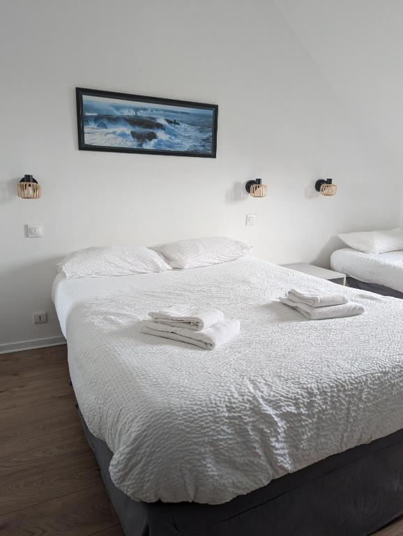 Postel nebo postele na pokoji v ubytování Logis Hôtel Lucotel