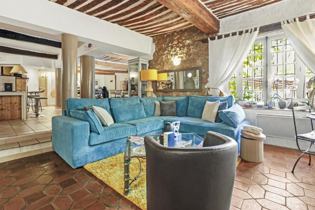 un salon avec un canapé bleu et une table dans l'établissement Le Château, à Châteaudouble