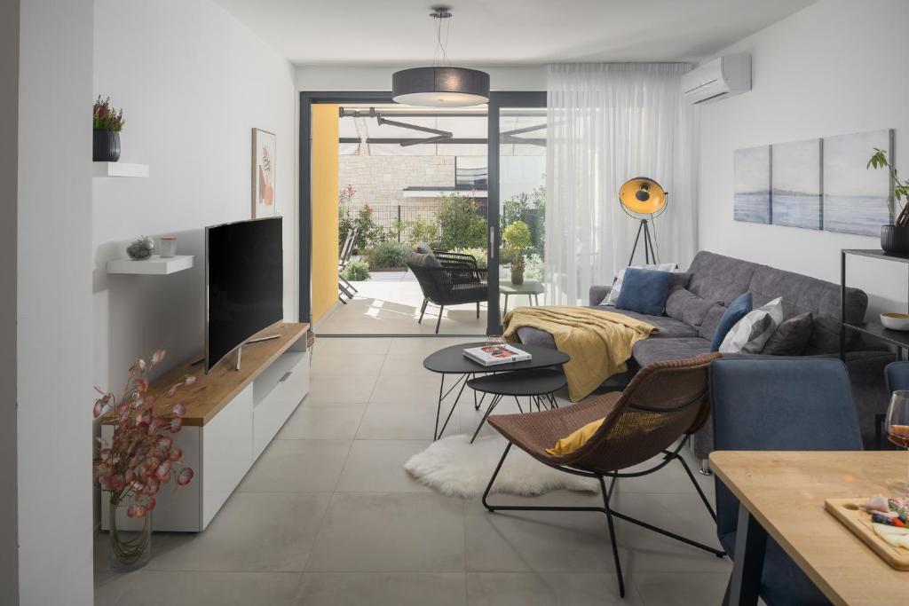 Televízia a/alebo spoločenská miestnosť v ubytovaní Apartment Corsy
