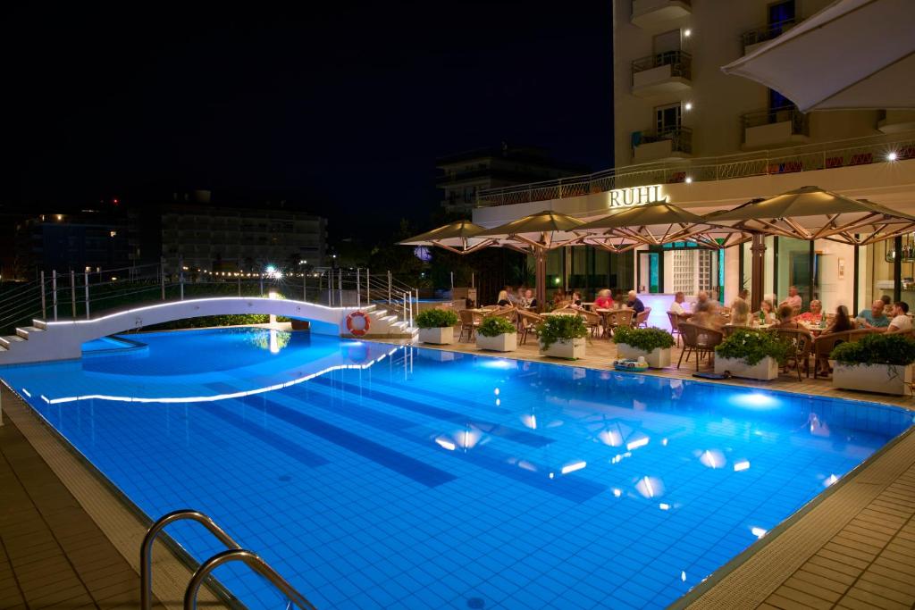 Bazén v ubytování Ruhl Beach Hotel & Suites nebo v jeho okolí