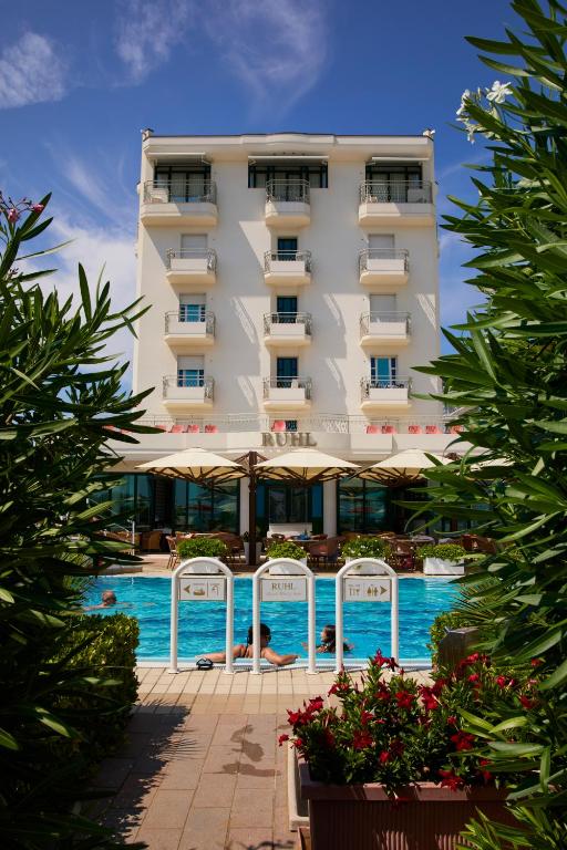 Bazén v ubytování Ruhl Beach Hotel & Suites nebo v jeho okolí