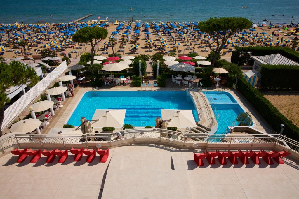 Bazén v ubytování Ruhl Beach Hotel & Suites nebo v jeho okolí