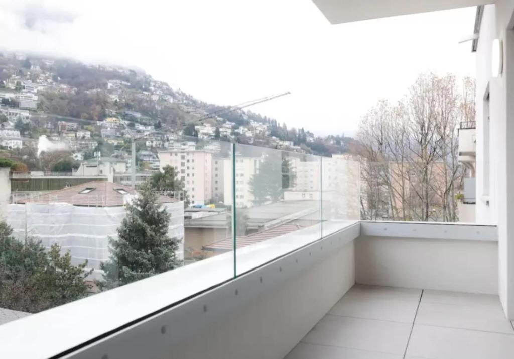 Vista generica sulle montagne o vista sulle montagne dall'interno dell'appartamento