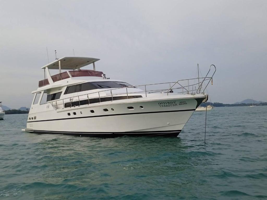 Naturlandskabet i nærheden af båden