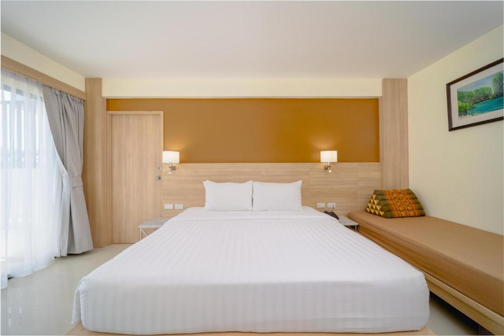 Postel nebo postele na pokoji v ubytování Aonang Buri Resort