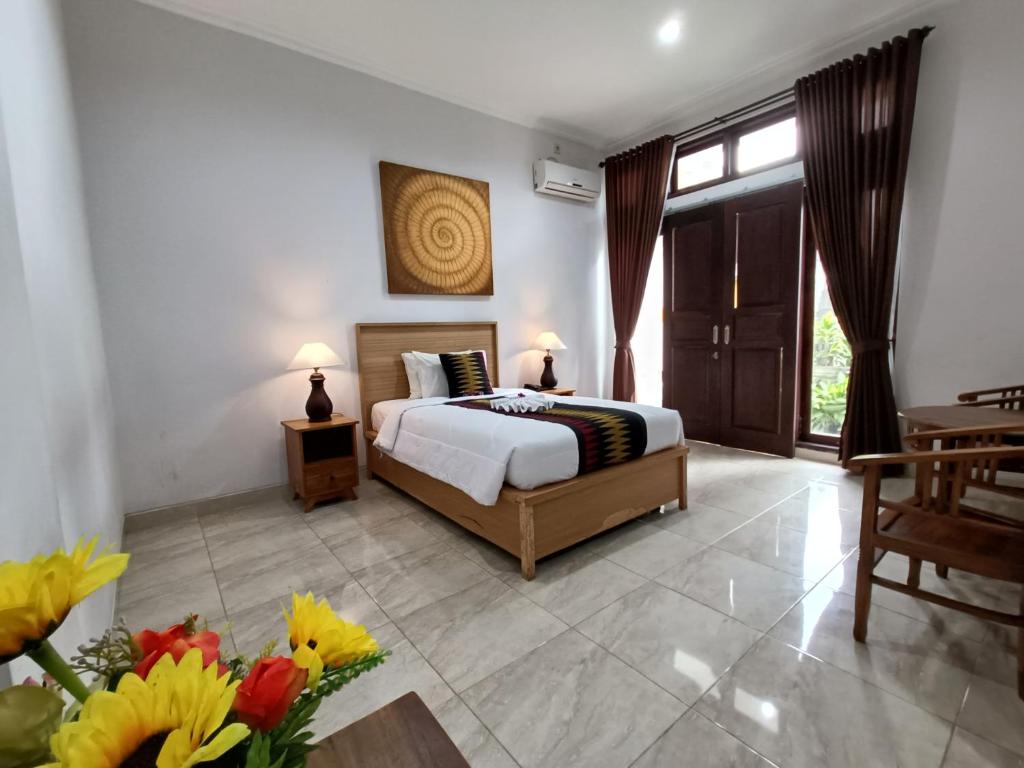 Postel nebo postele na pokoji v ubytování Wisata Bintang Hotel