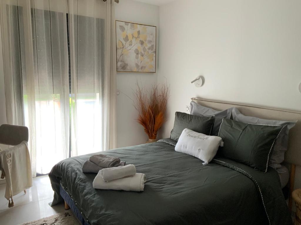 Postel nebo postele na pokoji v ubytování Espace privée une chambre ,salle bain toilettes chez l habitants