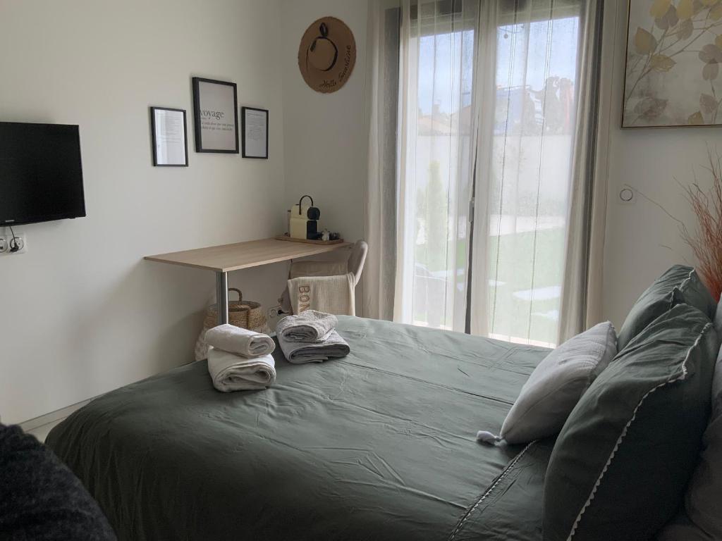Postel nebo postele na pokoji v ubytování Espace privée une chambre ,salle bain toilettes chez l habitants