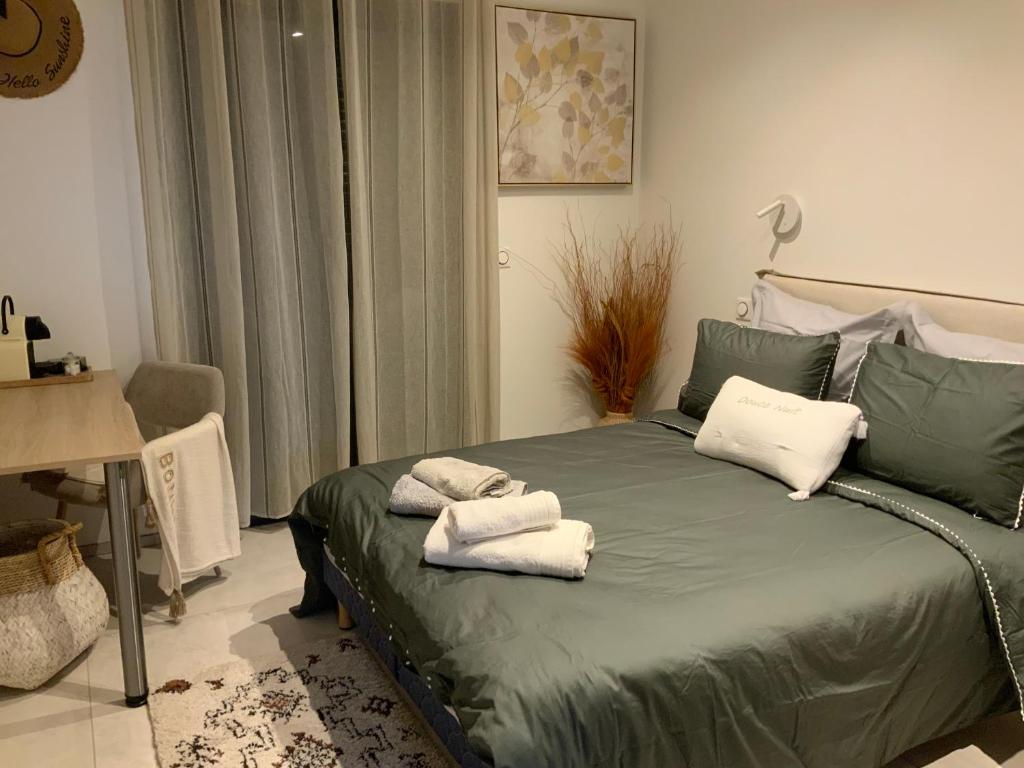 Postel nebo postele na pokoji v ubytování Espace privée une chambre ,salle bain toilettes chez l habitants