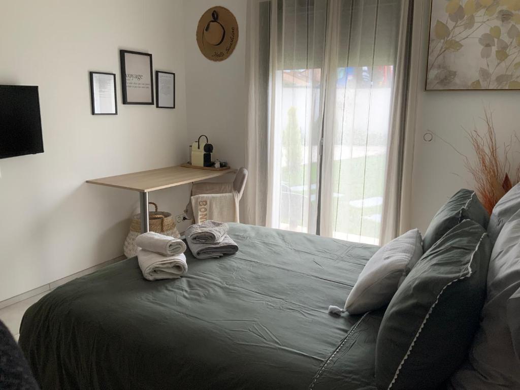 Postel nebo postele na pokoji v ubytování Espace privée une chambre ,salle bain toilettes chez l habitants